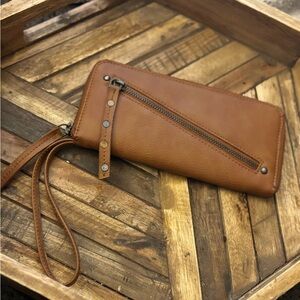 🤎 Free People Vegan Leather Zip Around Wristlet Wallet – Cognac